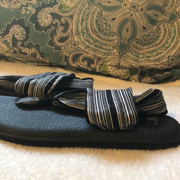 Fabric Strapped Sandals With Yoga Mat Bottoms - Picture 3 of 4